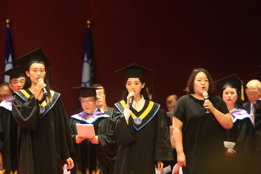 擔任國歌領唱的學生與助教，拍攝來源：東海大學官方網站