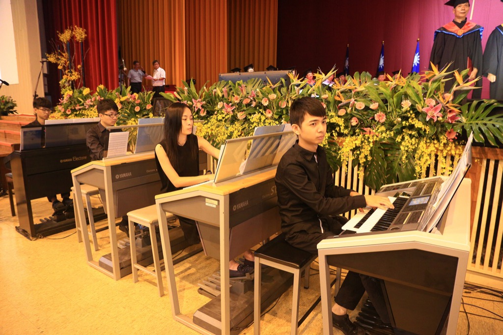 畢業典禮上奏樂的電子管風琴管絃樂團，拍攝來源：東海大學官方網站