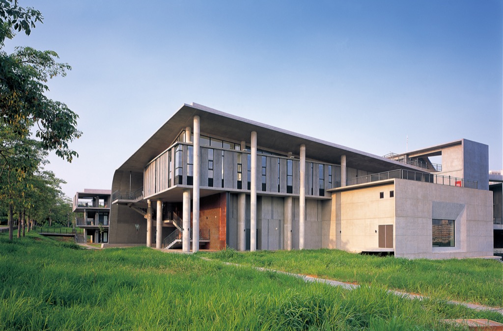 防疫期間進入本校校園請主動出示身分證明文件